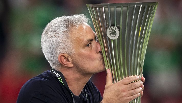 TIRANA, ALBANIA - MAY 25: Jose Mourinho, Head Coach of AS Roma kisses the UEFA Europa Conference League Trophy after their sides victory during the UEFA Conference League final match between AS Roma and Feyenoord at Arena Kombetare on May 25, 2022 in Tirana, Albania. (Photo by Justin Setterfield/Getty Images) Conference League, la storia della coppa: prima volta senza un’italiana - immagine 1