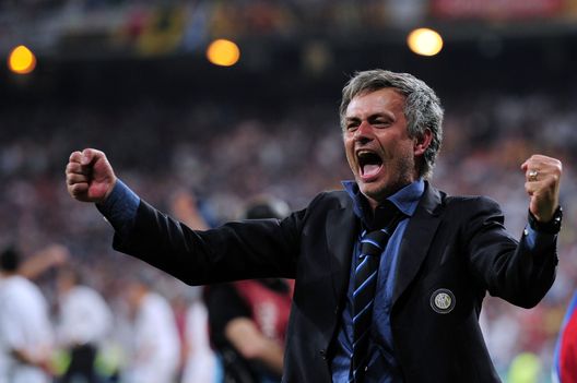 L'allenatore dell'Inter José Mourinho festeggia la vittoria della sua squadra. (Foto di Shaun Botterill/Getty Images) Niente Portogallo per Mourinho: lo Special One smentisce le voci sul suo futuro- immagine 4