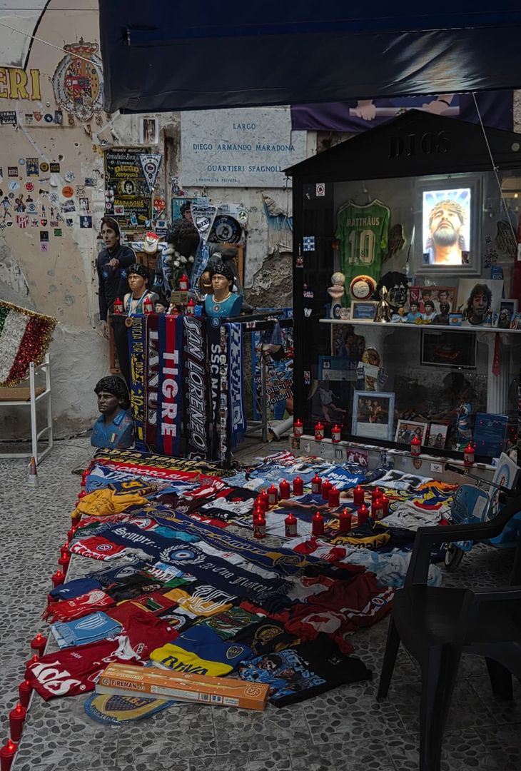 A Largo Maradona si celebra il 65° compleanno di Diego: i preparativi GALLERY - immagine 2