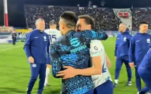 VIDEO / Inter, gioia in campo a Como. Calhanoglu riconsegna la fascia a Lautaro- immagine 2