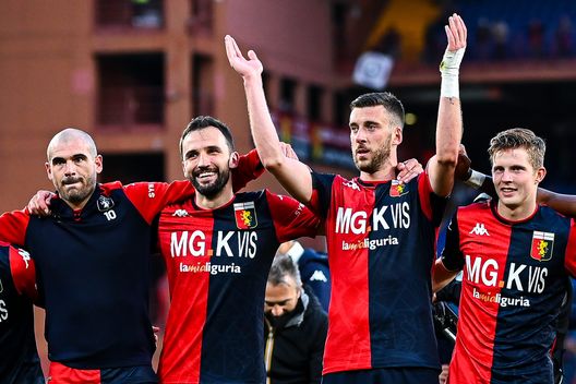 GENOA, ITALY - APRIL 24: Stefano Sturaro (L), Milan Badelj, Mattia Bani and Morten Frendrup of Genoa greet the crowd after the Serie A match between Genoa CFC and Cagliari Calcio at Stadio Luigi Ferraris on April 24, 2022 in Genoa, Italy. (Photo by Getty Images) Garcia: “Il Genoa ha perso male con la Fiorentina ma resta una squadra solida”- immagine 2