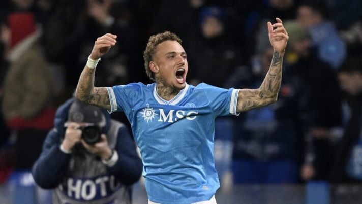 NAPLES, ITALY - NOVEMBER 22: Noa Lang of SSC Napoli celebrates after scoring his side third goal during the Serie A match between SSC Napoli and Atalanta BC at Stadio Diego Armando Maradona on November 22, 2025 in Naples, Italy. (Photo by Francesco Pecoraro/Getty Images) Lang: “Felice al Napoli, rispondo così sul poco spazio con Conte, i rigori, Neres e Hojlund” - immagine 1