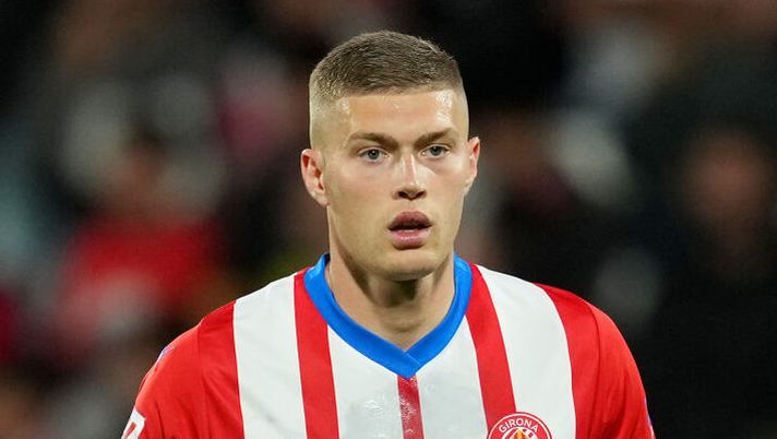 GIRONA, SPAIN - MAY 14: Artem Dovbyk of Girona FC looks on during the LaLiga EA Sports match between Girona FC and Villarreal CF at Montilivi Stadium on May 14, 2024 in Girona, Spain. (Photo by Alex Caparros/Getty Images) Dovbyk: “Con l’Atletico non è saltata per le commissioni: bugia! Presto saprete” - immagine 1