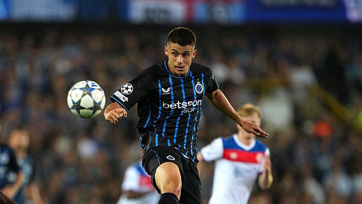 BRUGES, BELGIUM - AUGUST 27: Nicolo Tresoldi of Club Brugge looks to control the ball during the UEFA Champions League Play-offs Round Second Leg match between Club Brugge and Rangers at Jan Breydelstadion on August 27, 2025 in Bruges, Belgium. (Photo by Alex Bierens de Haan/Getty Images) Roma, la verità sul nome di Tresoldi per l’attacco: cosa risulta a Matteo Moretto - immagine 1