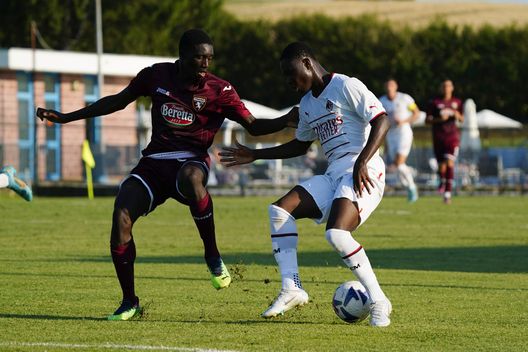 ALESSANDRIA, ITALY - AUGUST 04: (L-R) Ali Dembele of Torino FC competes for the ball with Chaka Traore of AC Milan U19 during the match between Torino FC U19 and AC Milan U19 during the Memorial Mamma and Papa Cairo Tournament at he Stadio Comunale G.B. Siliano on August 04, 2022 in Alessandria, Italy. (Photo by Pier Marco Tacca/AC Milan via Getty Images) Torino, chi è Dembelé: terzino di spinta e assistman della Primavera granata- immagine 3