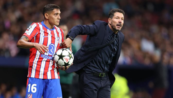 MADRID, SPAIN - SEPTEMBER 19: Diego Simeone, Head Coach of Atletico de Madrid interacts with Nahuel Molina of Atletico de Madrid during the UEFA Champions League 2024/25 League Phase MD1 match between Atletico de Madrid and RB Leipzig at Estadio Civitas Metropolitano on September 19, 2024 in Madrid, Spain. (Photo by Florencia Tan Jun/Getty Images) Roma, interesse per Molina: ci sono anche Juventus e Inter - immagine 1