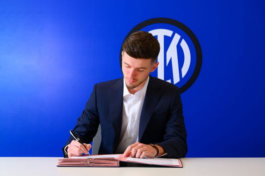 MILAN, ITALY - FEBRUARY 10: FC Internazionale unveils new signing Petar Sucic at Inter Headquarters (Inter HQ) on February 10, 2025 in Milan, Italy. (Photo by Mattia Pistoia - Inter/Inter via Getty Images) ESCLUSIVA Inter, Medo: “Sucic destinato ad essere titolare. Vi dico a chi somiglia”- immagine 4