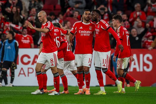 LISBON, PORTUGAL - NOVEMBER 09: Vandelis Pavlidis of SL Benfica celebrates scoring SL Benfica second goal by convert a penalty kick with his team mates during the Primeira Liga match between SL Benfica and Casa Pia AC at Estadio da Luz on November 9, 2025 in Lisbon, Portugal. (Photo by Carlos Rodrigues/Getty Images)