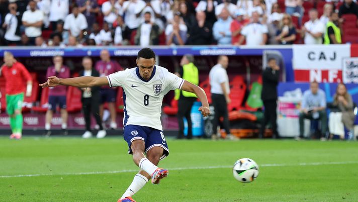 DUSSELDORF, GERMANY - JULY 06: Trent Alexander-Arnold of England scores the team's fifth and winning penalty in the penalty shoot out during the UEFA EURO 2024 quarter-final match between England and Switzerland at Düsseldorf Arena on July 06, 2024 in Dusseldorf, Germany. (Photo by Richard Pelham/Getty Images) I (troppo) pazienti inglesi - immagine 1