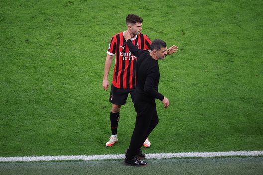 Milano, Italia - 5 aprile 2025: Il tecnico del Milan Conceição e Christian Pulisic durante la partita contro la Fiorentina. (Foto di Sara Cavallini/AC Milan via Getty Images) Milan, Conceição è stato esonerato: il comunicato ufficiale del club- immagine 2