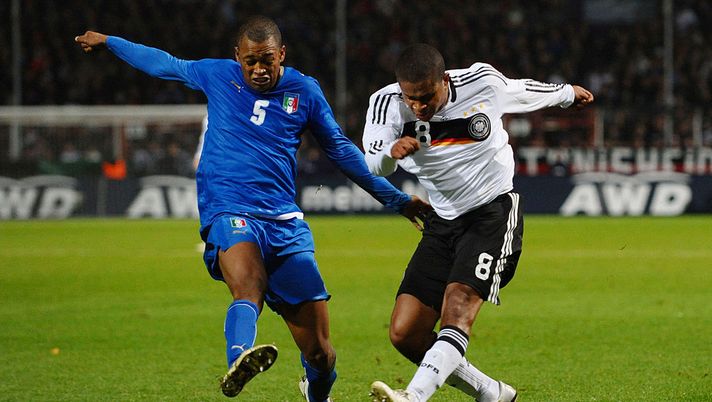 OSNABRUECK, GERMANY - NOVEMBER 18: Fabiano Santacroce (L) of Italy and Chinedu Ede of Germany fight for the ball during the men's U21 international friendly match between Germany and Italy at the osnatel Arena on November 18, 2008 in Osnabrueck, Germany. (Photo by Thomas Starke/Bongarts/Getty Images for DFB) ESCLUSIVA Santacroce: “Napoli forte in campo e mentalmente, che bello ritrovare gli ex compagni” - immagine 1