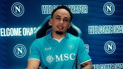 FOTO Okafor è del Napoli, presente anche l’entourage alla firma: lo scatto