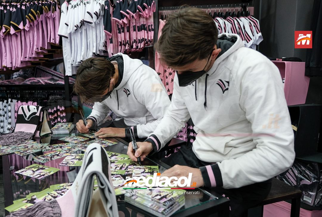 FOTO Palermo: Brunori e Soleri incontrano i tifosi allo Store Ufficiale. La gallery - immagine 17