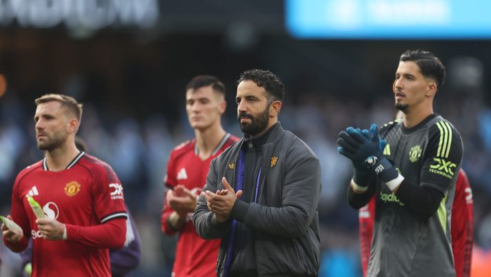 MANCHESTER, ENGLAND - SEPTEMBER 14: Ruben Amorim, Manager of Manchester United, applauds the fans after the team's defeat during the Premier League match between Manchester City and Manchester United at Etihad Stadium on September 14, 2025 in Manchester, England. (Photo by Carl Recine/Getty Images) Manchester United, Amorim: “Mi dicono che non durerò fino a Natale ma non mollo” - immagine 1