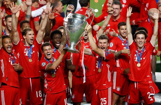 Lisbona, Portogallo - 23 agosto 2020: Philippe Coutinho e Thomas Muller sollevano il trofeo della Champions League. (Foto di Matt Childs/Pool via Getty Images) UFFICIALE – Thomas Muller nuovo giocatore del Vancouver Whitecaps- immagine 2