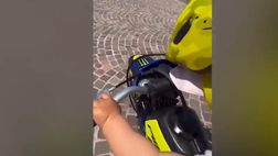 VIDEO / La figlia di Valentino Rossi in mini moto a 16 mesi