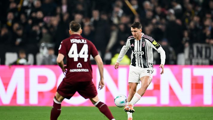 TURIN, ITALY - NOVEMBER 08: Andrea Cambiaso of Juventus kicks the ball during the Serie A match between Juventus FC and Torino FC at Juventus Stadium on November 08, 2025 in Turin, Italy. (Photo by Daniele Badolato - Juventus FC/Juventus FC via Getty Images) Le pagelle di Juventus-Torino 0-0: i tre difensori alzano il livello nel derby- immagine 2