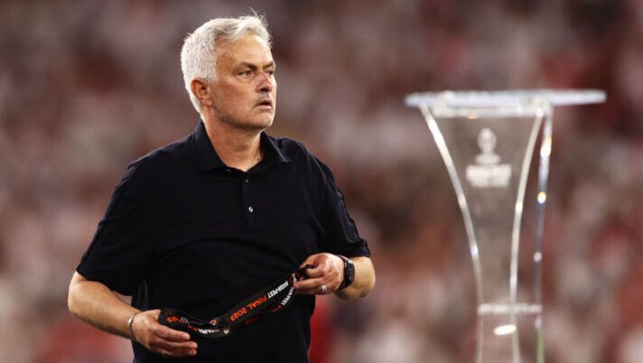 BUDAPEST, HUNGARY - MAY 31: Jose Mourinho, Head Coach of AS Roma, removes their runners up medal after collecting it from Aleksander Ceferin, President of UEFA, after defeat to Sevilla FC in the penalty shoot out during the UEFA Europa League 2022/23 final match between Sevilla FC and AS Roma at Puskas Arena on May 31, 2023 in Budapest, Hungary. (Photo by Naomi Baker/Getty Images) Mourinho: “Quando morirò non dimenticherò la finale di Budapest! Osimhen si butta troppo per terra” - immagine 1