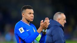 Tifoso fa invasione per una foto con Mbappe e viene placcato dalla sicurezza: il gesto del francese