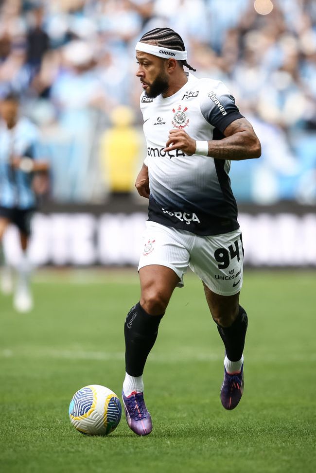 PORTO ALEGRE, BRASILE - 8 DICEMBRE: Memphis Depay del Corinthians controlla la palla durante la partita tra Gremio e Corinthians nell'ambito del Brasileirao 2024 all'Arena do Gremio l'8 dicembre 2024 a Porto Alegre, Brasile. (Foto di Pedro H. Tesch/Getty Images) Corinthians-Depay