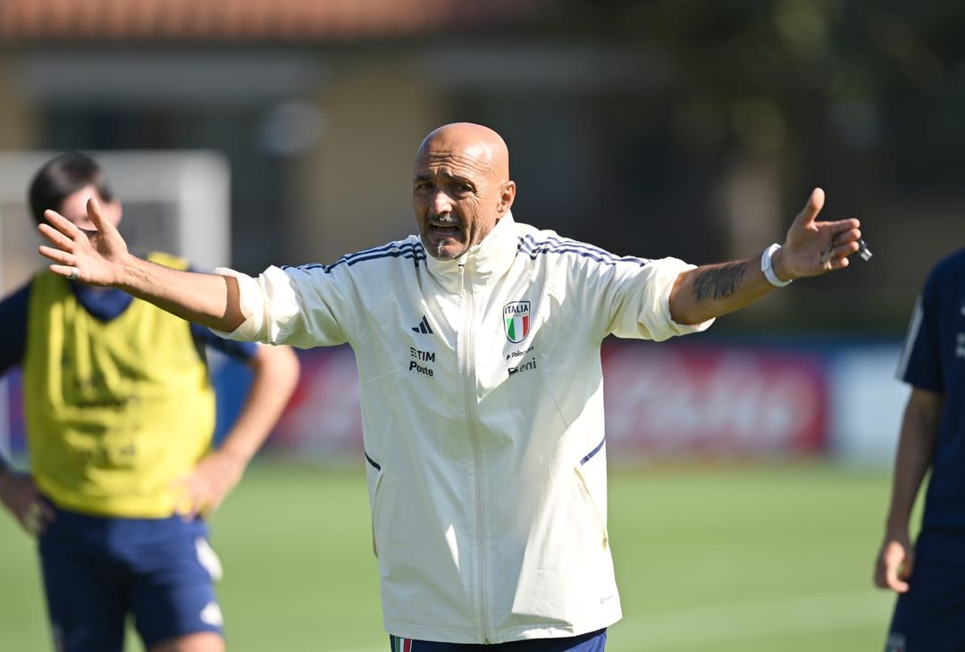 Il Ct Spalletti mostra il tatuaggio dello scudetto vinto col Napoli anche in Nazionale