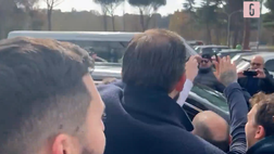 VIDEO Roma, Mourinho esonerato: cori e affetto per lo Special One a Trigoria