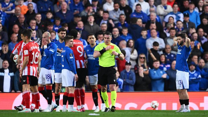 GLASGOW, SCOTLAND - APRIL 10: Robin Propper of Rangers FC and his teammates react, after he is shown a red card by referee Istvan Kovacs during the UEFA Europa League 2024/25 Quarter Final First Leg match between Rangers FC and Athletic Club at Ibrox Stadium on April 10, 2025 in Glasgow, Scotland. (Photo by Stu Forster/Getty Images) Rangers-Athletic, déjà vu Hummels: altro rosso dopo 10 minuti. Cos’è successo - immagine 1