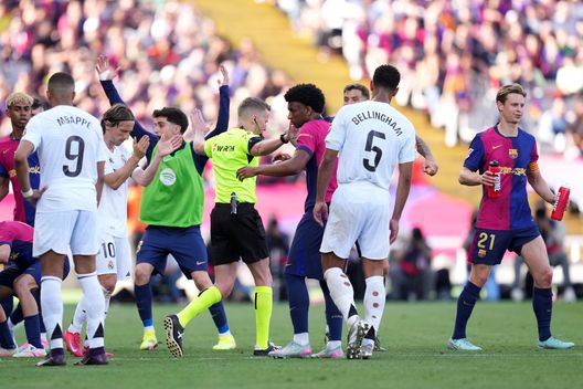 BARCELONA, SPAIN - MAY 11: Players of FC Barcelona react, as referee Alejandro Jose Hernandez Hernandez gestures no penalty following a VAR review during the LaLiga match between FC Barcelona and Real Madrid CF at Estadi Olimpic Lluis Companys on May 11, 2025 in Barcelona, Spain. (Photo by Alex Caparros/Getty Images) Barcellona Real Madrid