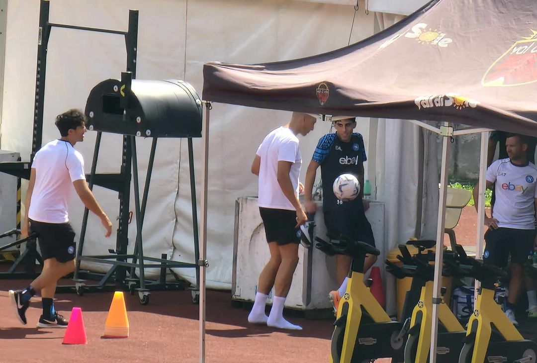 Riparte l'avventura di Gollini al Napoli: il portiere si diletta nei palleggi accanto alla palestra