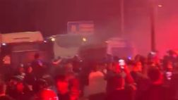 Delirio all’aeroporto per l’arrivo del Napoli, i tifosi credono nello scudetto!