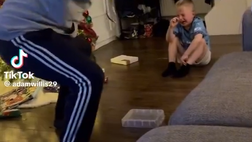 Derby in famiglia, papà tifoso dello United esulta in faccia al figlio in lacrime del City