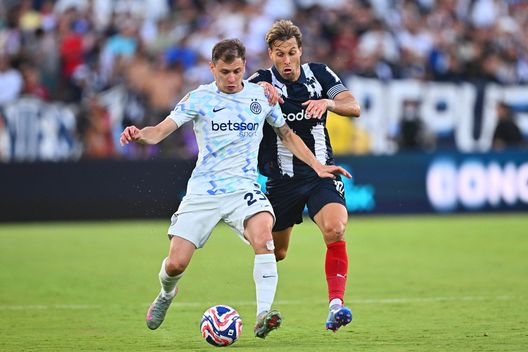 Nicolò Barella in azione durante la partita tra Monterrey e Inter al Rose Bowl Stadium il 17 giugno 2025 a Pasadena, California. (Foto di Mattia Ozbot - Inter/Inter tramite Getty Images) Un multiverso di emozioni e la voglia di ritrovarsi! Il film di Inter-Urawa Red Diamonds- immagine 2