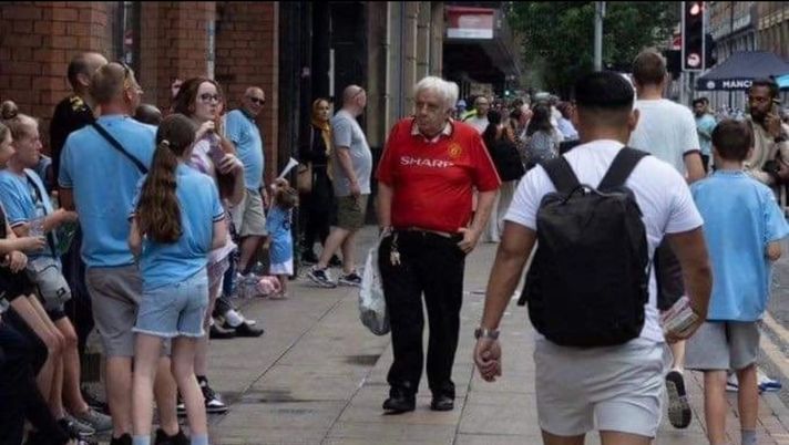 Manchester derby, tifoso United in mezzo ai sostenitori Citizens con la maglia rivale… - immagine 1