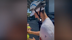 VIDEO / Djokovic, arrivo al Foro Italico con il casco dopo l’incidente della bottiglia in testa