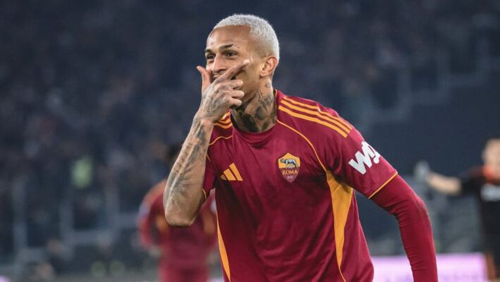 ROME, ITALY - DECEMBER 15: AS Roma player Wesley França celebrates during the Serie A match between AS Roma and Como 1907 at Stadio Olimpico on December 15, 2025 in Rome, Italy. (Photo by Luciano Rossi/AS Roma via Getty Images) I voti di Roma-Como al fanta: Soulé come Ferguson, Douvikas come Paz! Wesley super, Kuhn e Bailey… - immagine 1