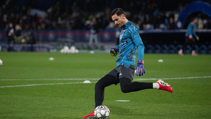 NAPLES, ITALY - JANUARY 28: Alex Meret warming up before the UEFA Champions League 2025/26 League Phase MD8 match between SSC Napoli and Chelsea FC at Stadio Diego Armando Maradona on January 28, 2026 in Naples, Italy. (Photo by SSC NAPOLI/SSC NAPOLI via Getty Images) Meret, piacevole sorpresa per il portiere azzurro: c’entra Gattuso – Mattino - immagine 1