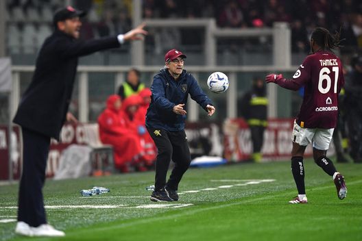 TURIN, ITALY - MARCH 30: Torino FC head coach Ivan Juric throws the ball to Adrien Tameze during the Serie A TIM match between Torino FC and AC Monza at Stadio Olimpico di Torino on March 30, 2024 in Turin, Italy. (Photo by Valerio Pennicino/Getty Images)