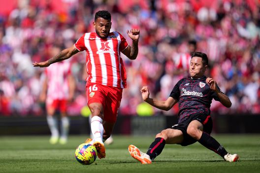 Luis Suarez dell'UD Almeria lotta per il possesso palla con Ander Herrera dell'Athletic Club durante la partita della Liga Santander tra UD Almeria e Athletic Club allo stadio Juegos Mediterraneos il 22 aprile 2023 ad Almeria, Spagna. (Foto di Aitor Alcalde/Getty Images) Tentano rapina in casa di Luis Suarez, ma il colombiano affronta i ladri e li mette in fuga- immagine 3