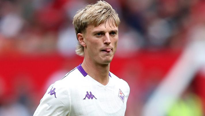 MANCHESTER, ENGLAND - AUGUST 09: Albert Gudmundsson of ACF Fiorentina during the pre-season friendly match between Manchester United and ACF Fiorentina at Old Trafford on August 09, 2025 in Manchester, England. (Photo by Matt McNulty/Getty Images) Infortunio Gudmundsson, presto gli esami: ecco quando tornerà a Firenze - immagine 1