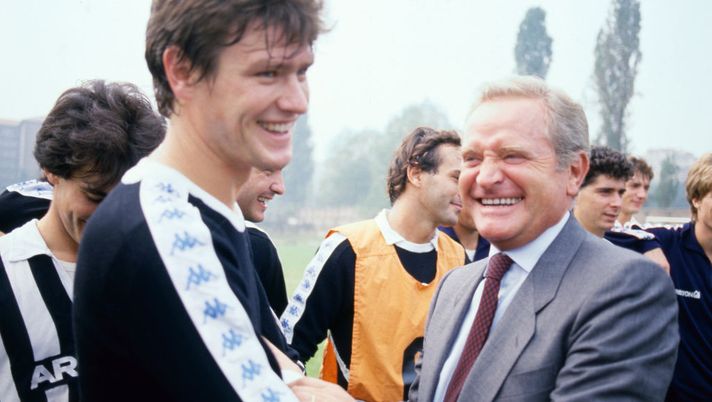 TURIN, ITALY: Juventus president Giampiero Boniperti with Aldo Serena on 1986 in Turin, Italy. (Photo by Juventus FC - Archive/Juventus FC via Getty Images) Inter-Como, Aldo Serena il doppio ex: l’attaccante nerazzurro per diversi anni - immagine 1