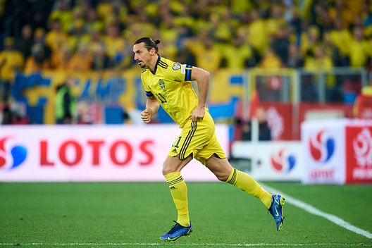 Zlatan Ibrahimovic della Svezia entra in campo dalla panchina durante la partita di spareggio a eliminazione diretta delle qualificazioni alla Coppa del Mondo FIFA 2022 tra Polonia e Svezia allo Stadio Silesiano il 29 marzo 2022 a Chorzow. (Foto di Adam Nurkiewicz/Getty Images) Zlatan Ibrahimovic conforta la diciottenne svedese dopo l’errore dal dischetto- immagine 3