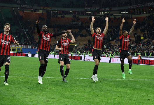 i-tifosi-del-milan-accolgono-i-balzi-i-cori-e-i-saluti-della-squadra-adesso-a-roma