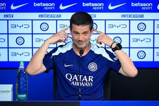 Un tifoso dà a Chivu un casco ‘porta fortuna’. “Grazie per qualificazione in CL”: la reazione del mister- immagine 2