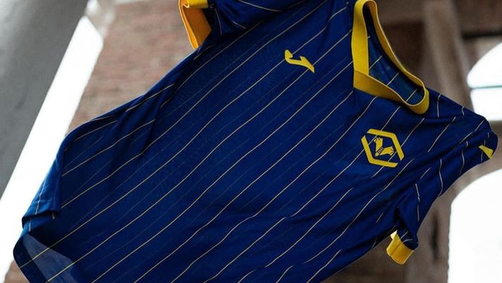 Hellas Verona, presentata la nuova maglia per la stagione 2024 – 2025 - immagine 1