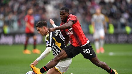 TURIN, ITALY - APRIL 27: Dusan Vlahovic of Juventus is challenged by Yunus Musah of AC Milan during the Serie A TIM match between Juventus and AC Milan at Allianz Stadium on April 27, 2024 in Turin, Italy. (Photo by Valerio Pennicino/Getty Images)