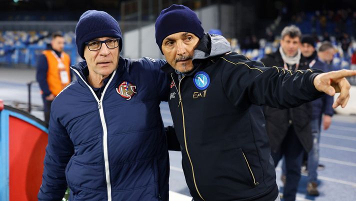 NAPLES, ITALY - JANUARY 17: Davide Ballardini US Cremonese coach greets Luciano Spalletti SSC Napoli coach beforeg the Coppa Italia match between SSC Napoli and US Cremonese at Stadio Diego Armando Maradona on January 17, 2023 in Naples, Italy. (Photo by Francesco Pecoraro/Getty Images)  Napoli, l’idea del giornalista Varriale: “Ballardini giusto per sostituire Garcia” - immagine 1
