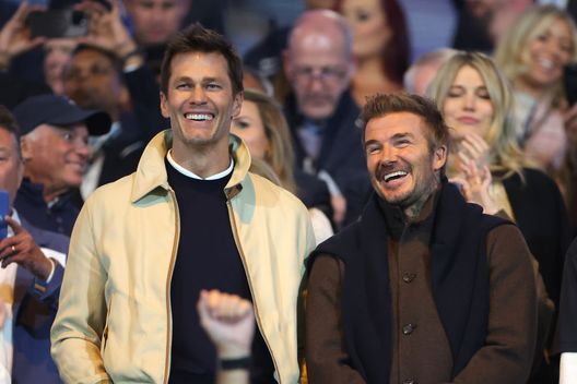 Birmingham, Inghilterra - 16 settembre 2024: Tom Brady e David Beckham. (Foto di Alex Pantling/Getty Images) Birmingham, Tom Brady contro Rooney: “Il cambio ci ha portato al declino”- immagine 3