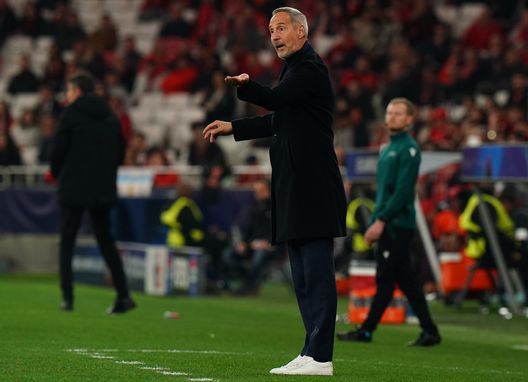 L'allenatore del Monaco, Adi Hutter, dà indicazioni alla squadra durante il match valido per i play off di UEFA Champions League contro il Benfica, allo Stadio Da Luz (Foto di Gualter Fatia/ Getty Images) Monaco favorito contro il Nizza, ma occhio alle sorprese: il pronostico del derby- immagine 7