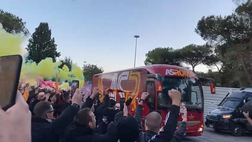VIDEO – Roma arrivata all’Olimpico: tifosi in delirio caricano la squadra per il derby