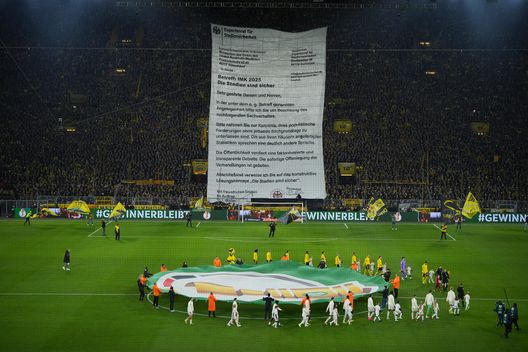 DORTMUND, GERMANIA - 02 DICEMBRE: I tifosi del Dortmund mostrano uno striscione prima del calcio d'inizio della DFB Cup nella gara degli ottavi tra Borussia Dortmund e Bayer 04 Leverkusen al Signal Iduna Park il 2 Dicembre 2025 a Dortmund, Germania. (Photo by Pau Barrena/Getty Images)